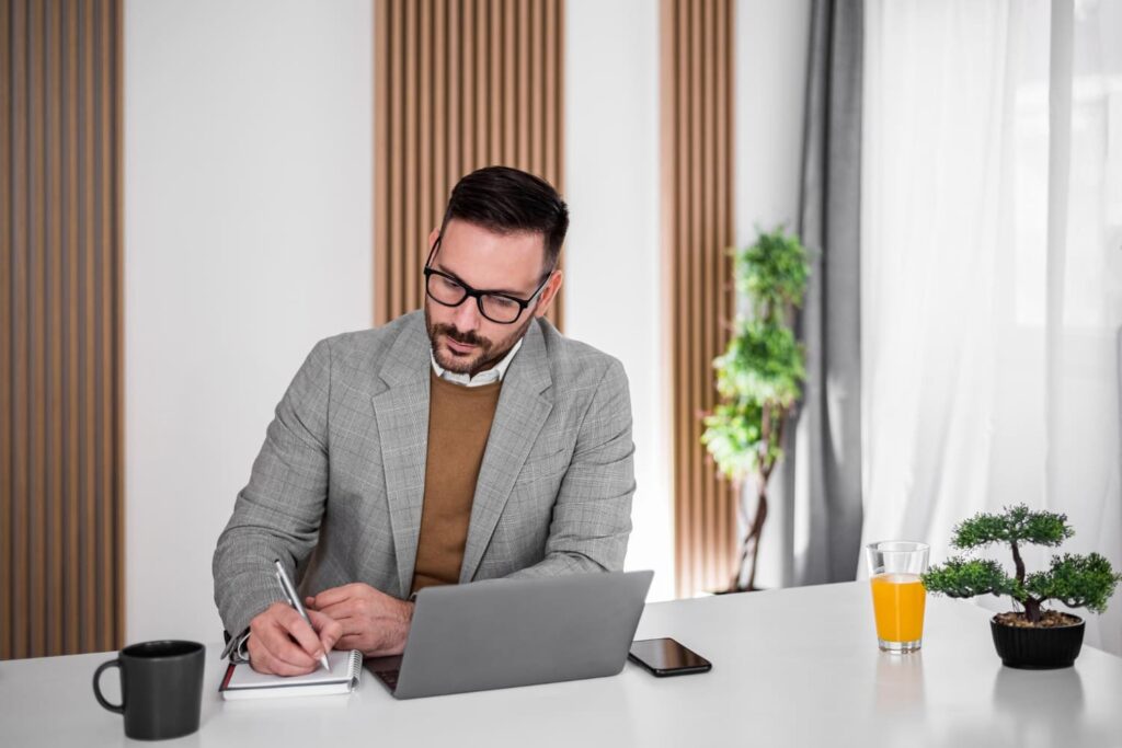 Hombre en mesa de oficina realizando una gestión