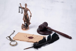 El símbolo de la justicia, una pluma, un sobre, un reloj de bolsillo.