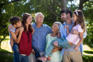 Familia con nietos, padres y abuelos sonrientes